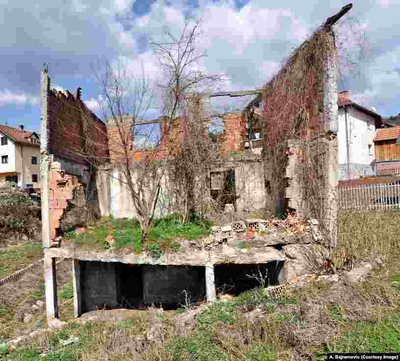 Kuća u Pionirskoj ulici u Višegradu. Zločin u Pionirskoj ulici u Višegradu dogodio se 14. juna 1992. kada je 72. višegradskih Bošnjaka zatvoreno u kuću Sumbule Zebe, a kuća je potom zapaljena. Najmlađa žrtva bila je stara samo dva dana. Posmrtni ostaci ubijenih do sada nikada nisu pronađeni. Za ovaj zločin pravosnažnom presudom u Haškom tribunalu osuđeni su Milan Lukić na doživotnu kaznu zatvora i Sredoje Lukić na 27 godina zatvora. Jedna od preživjelih svjedočila je protiv Lukića u Hagu. Kuća je obnovljena prije dvije godine. Slike kuće su iz 1997. i 2022.