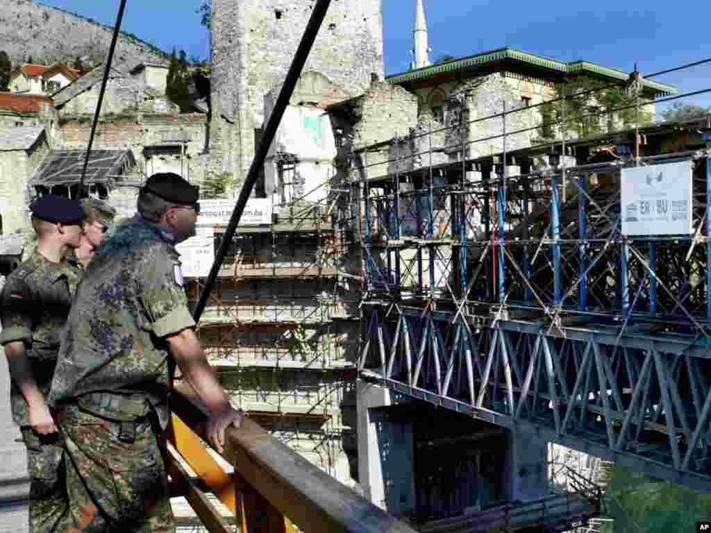 Sagrađen je 1566.godine u vrijeme Sulejmana Veličanstvenog. U to vrijeme je bio najveća lučna konstrukcija na svijetu. Ima luk širok 4 metra i 30 metara dug iznad rijeke Neretve. Nalazi se na UNESCO-ovoj listi svjetske baštine. Slika lijevo je iz 2004. godine, a desno iz 2022.