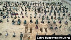 Redovi novih grobova za ubijene tokom ruske invazije na Ukrajinu na groblju u Irpinu, u blizini Kijeva, 18. aprila. Zvanični stav Rusije je da se u Ukrajini ne vodi rat već "specijalna operacija".