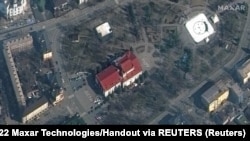 მარიუპოლის თეატრის სატელიტიდან გადაღებული ფოტო, სადაც ჩანს წარწერა "ბავშვები", როგორც გაფრთხილება არტილერიისთვის, რომ ამ ადგილის დაბომბვა არ შეიძლება