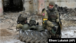 Bjeloruski dobrovoljac odmara nakon vojne obuke u bazi Bjeloruske satnije u Kijevu, Ukrajina, u utorak, 8. marta 2022. Stotine bjeloruskih emigranata i građana stigle su u Ukrajinu kako bi pomogle ukrajinskoj vojsci u borbi protiv ruske invazije.