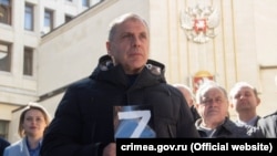 Спікер російського парламенту Криму Володимир Константинов і перший віцеспікер російського парламенту Криму Юхим Фікс (п) проводять акцію на підтримку війни Росії проти України. 14 березня 2022 року