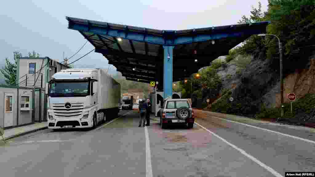 Na severu Kosova, na graničnom prelazu Jarinja, sprovodi se dogovor postignut 27. avgusta o odustajanju od izdavanja ulazno-izlaznih dokumenata.