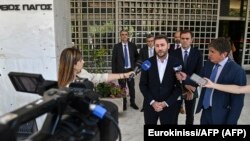 Lider grčkog opozicionog Pasoka Nikos Andrulakis daje izjavu medijima posle podnošenja žalbe Vrhovnom sudu u Atini zbog prisuškivanja njegovog telefona, 26. jul 2022.