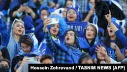 Navijačice iranskog fudbalskog kluba Esteghlal na stadionu Azadi u Teheranu 25. augusta. Ovo je bio prvi put da je Irankama dozvoljeno prisustvovati utakmici domaće lige u Iranu od Islamske revolucije 1979. godine.
