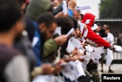 Izbjeglice pokazuju svoje papire u glavnom prihvatnom centru za tražioce azila, u Ter Apelu, Holandija, 17. avgusta 2022.