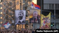 Fotografije ruskog predsednika Vladimira Putina i Dragoljuba Mihailovića, komandanta četničkih formacija tokom II svetskog rata, čiji su pripadnici počinili zločine, na skupu desničara protiv održavanja Europrajda. Beograd, 28. avgust 2022.