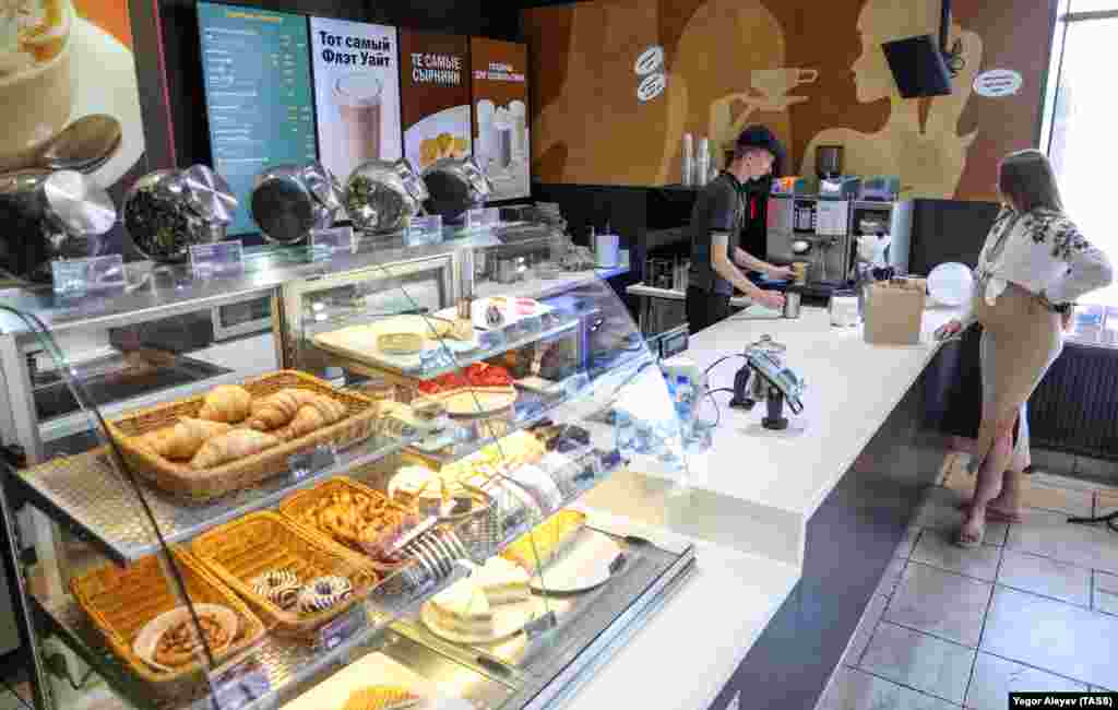 The cafe section of a Tasty And That’s It outlet in Kazan A recent video reviewer concluded that the burgers tasted identical to McDonald’s, and noted that sauce packets were McDonald’s condiments with the logo obscured with pen ink.