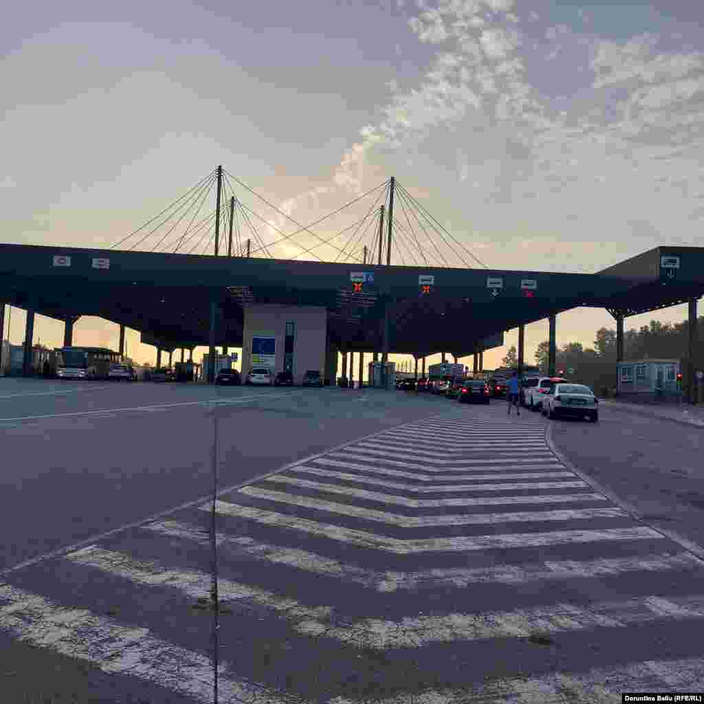 Srbija je 11 godina izdavala dokumenta za ulazak/izlaz za državljane Kosova. Kosovo je, pak, tokom 1. avgusta na nekoliko sati izdavalo takva dokumenta građanima Srbije. Odluka o dokumentima i registarskim tablicama povećala je tenzije između dvije zemlje, ali su uz posredovanje Evropske unije i Sjedinjenih Američkih Država 27. avgusta postigle dogovor o uklanjanju ulazno-izlaznih dokumenata.