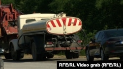 Cisterna na barikadama koju je JKP "Gradska čistoća" iz Beograda 16. maja 2019. godine donirala Privremenom opštinskom organu Zubin Potok.