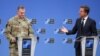 Secretarul general al NATO, Mark Rutte (dreapta), susține o conferință de presă comună cu generalul american Alexus Grynkewich, comandantul suprem aliat al NATO în Europa.