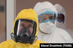 Президент РФ Володимир Путін у жовтому захисному костюмі відвідує медичний центр, куди госпіталізують пацієнтів із підозрою на коронавірус COVID-19. Москва, Росія, 2020 рік