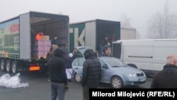 Dolazak kamiona iz Njemačke i istovaranje paketa sa pomoći za građane Banje Luke (30. decembar 2021.)