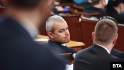 Лидерът на "Възраждане" Костадин Костадинов в пленарната зала. 