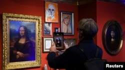 Posjetilac tokom obilaska urbanog NFT LAB-a nazvanog "Game Over", umjetničke grupe Die Dixons u Berlinu, 6. oktobar 2021.
