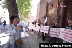 ნინო მიქიაშვილი „პატრიოტთა ალიანსის“ ახალგაზრდულ ორგანიზაციასთან ერთად საქართველოს განათლების, მეცნიერების, კულტურისა და სპორტის სამინისტროს შენობასთან აქციას მართავს; 2019 წლის 16 ივლისი.