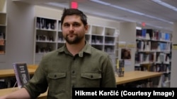 Imamo fotodokumentaciju na kojoj se vidi kako pripadnici Zlatne zore u okolini Srebrenice pozdravljaju nacističkim pozdravom: Hikmet Karčić