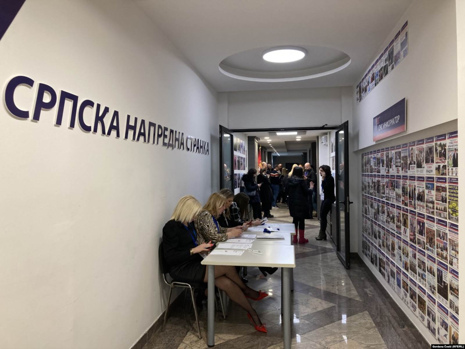 Sjedište Srpske napredne stranke u izbornoj noći 3. aprila 2022. 