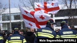 საპატრულო პოლიციის თანამშრომლები საქალაქო სასამართლოს ეზოში 