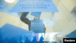 Vanredni izbori su zahtev dela opozicionih partija, nakon višemesečnih protesta "Srbija protiv nasilja".