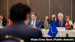 Evropski komesar za susjedstvo i proširenje Oliver Varhelji i visoki predstavnik EU za vanjske poslove i bezbjednosnu politiku Žozep Borelj na sastanku Savjeta za stabilizaciju i pridruživanje - EU Crna Gora, u Podgorici 14. jula 2022.