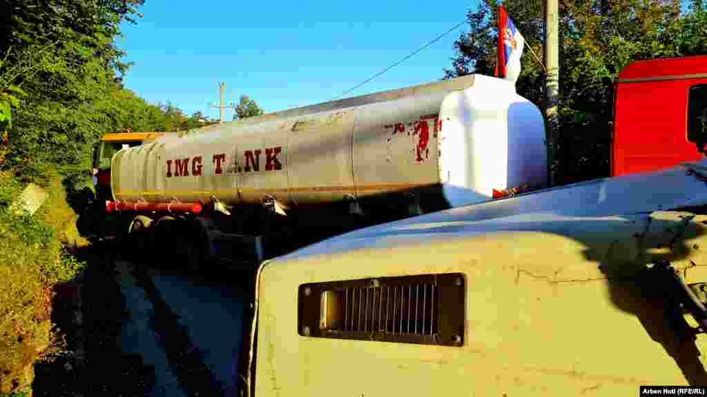 Razni kamioni blokirali su saobraćajnicu u mestu Zupče, u blizini graničnog prelaza Brnjak.