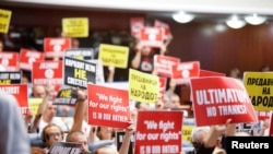 Opozicioni poslanici sa porukama protiv usvajanja francuskog predloga za rešavanje spora između Severne Makedonije i Bugarske, prvog dana rasprave u Sobranju, 14. jula 2022, na sednici u Skoplju.