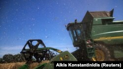 За даними слідства, 21 липня близько 16:40 сили РФ атакували, за попередньою інформацією, FPV-дроном комбайн, який збирав урожай на території Білопільської громади. Фото ілюстративне