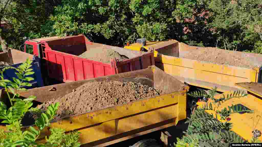 Barikada od kamiona na putu prema Jarinju.