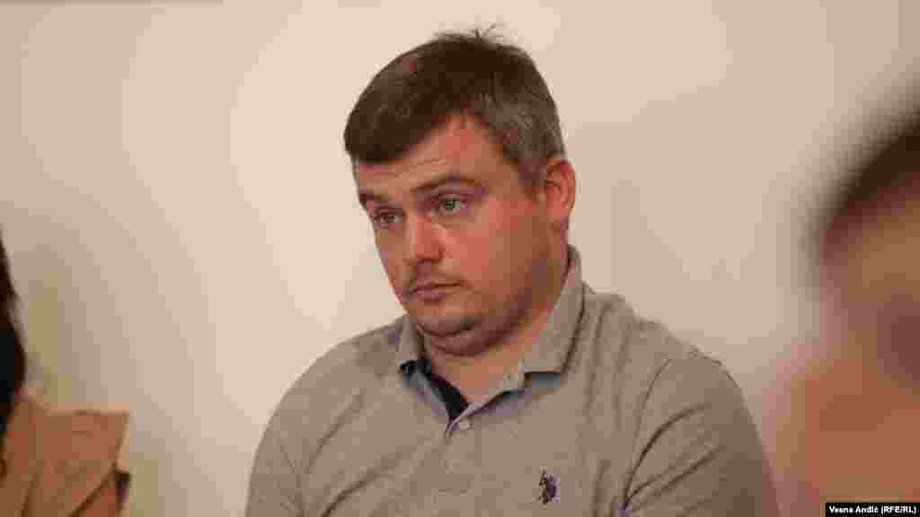 Oleksej je pre 24. februara sa svojom suprugom i&nbsp;detetom živeo u Dnjipru. Kada je počeo rat, oni su neko vreme ostali u Ukrajini, ali su na kraju odlučili da dođu u Srbiju, gde imaju rođake. Putovali su pet-šest dana, prošavši kroz Gruziju, Tursku i&nbsp;Bugarsku. &nbsp;&nbsp; Rođak mu je pomogao da pronađe stan i posao. U ovom trenutku Oleksej se bavi ispostavom robe u Ukrajinu i iz Ukrajine.&nbsp;