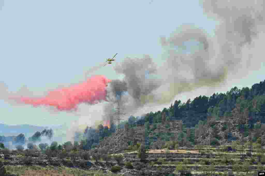 Španski vatrogasci u borbi sa požarima kod El Pont de Vilomara, Catalonia, 18. juli
