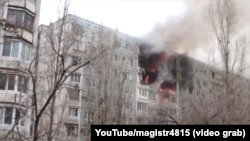 Пожар на месте взрыва бытового газа в доме на улице Космонавтов в Волгограде