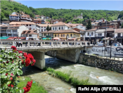 Pogled na prazne kuće u naselju Potkaljaja, Prizren
