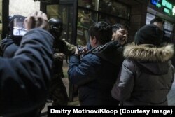 Hapšenje Temirova nakon racije u njegovoj kancelariji.