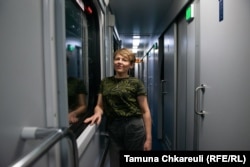 ოლენა ნედაშკივსკა. მის გვერდით შუშაზე გაკრული წებოვანი ლენტი ჩანს - იმისთვის, რომ აფეთქების შემთხვევაში ნამსხვრევები მგზავრებს არ მოხვდეს