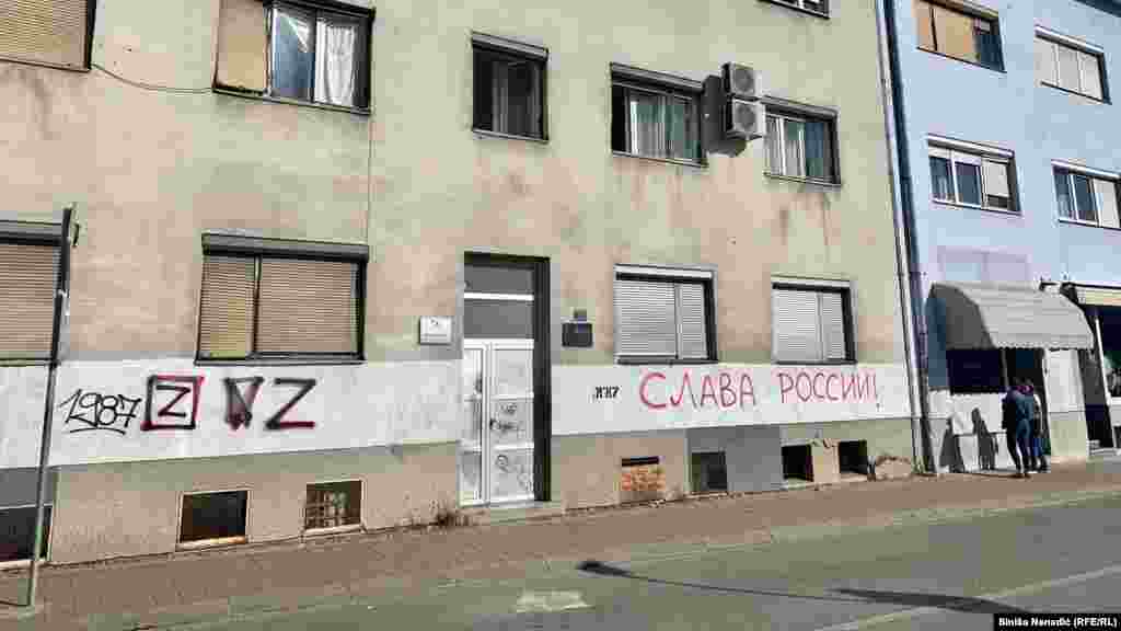 "Slava Rusiji" i slovo "Z" na zidu stambene zgrade u centru grada. Član Predsjedništva BiH i novoizabrani predsjednik RS, Milorad Dodik, gaji bliske veze sa Rusijom i njenim liderom Vladimirom Putinom, kod kojeg je posljednji put bio u posjeti tokom septembra.