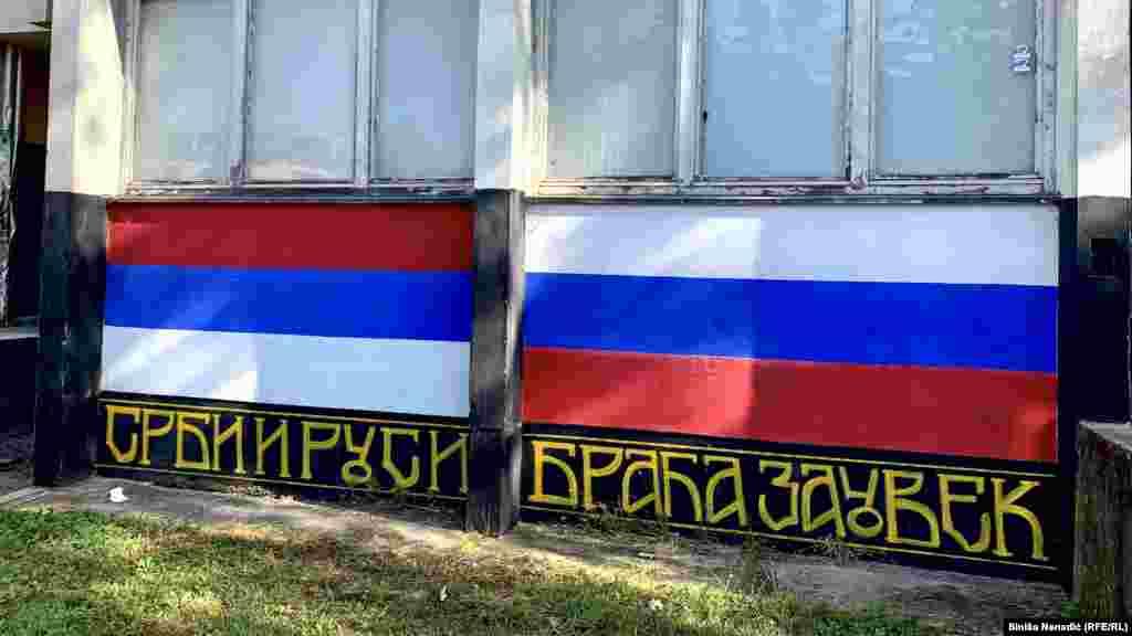 Srpska tradicionalna zastava je oslikana uz rusku na zidu, uz slogan "Srbi i Rusi, braća zauvek". Ova poruka se često mogla čuti na desničarskim skupovima podrške Rusije u Banjaluci, ali i u Beogradu.