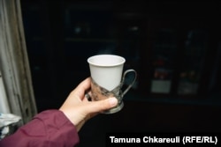 ღამის მატარებელში ჩაის ჭიქის ძველებური დამჭერით არიგებენ