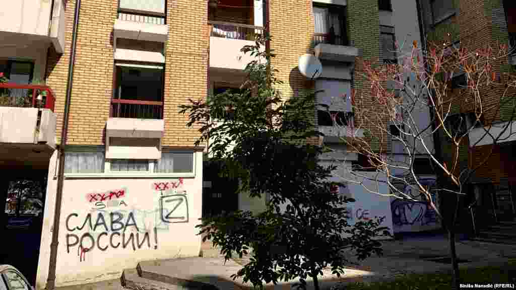 Podrška za Rusiju na zidu još jedne zgrade u Banjaluci. Rusija planira da dodatno proširi svoj uticaj na RS, osnivanjem kancelarije svoje ambasade u ovom gradu – što je najavljeno tokom maja ove godine.