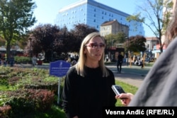 "Svake godine smo se okupljali na godišnjicu ubistva. Spojilo nas je to što se desilo": Dušanova drugarica Jovana Vuković Šarac ispred simbolične table u parku u blizini mesta gde je živeo.