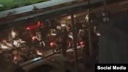 عکس مربوط به حضور نیروهای امنیتی مقابل خوابگاه دانشگاه علوم پزشکی کردستان پیش از حمله به دانشجویان