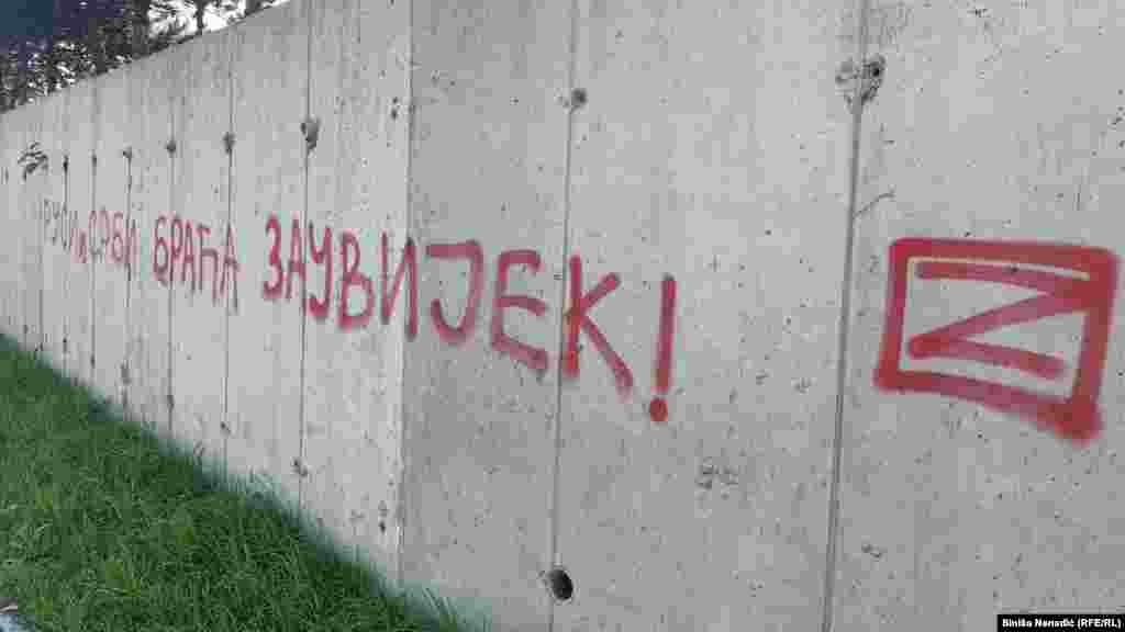 "Rusi i Srbi braća zauvijek!", još jedna poruka sa potpornog zida na groblju. Bliskost Rusa i Srba se zasniva na tradiciji, vjeroispovijesti, te na uvjerenju da je kroz istoriju Rusija uvijek pomagala Srbima.