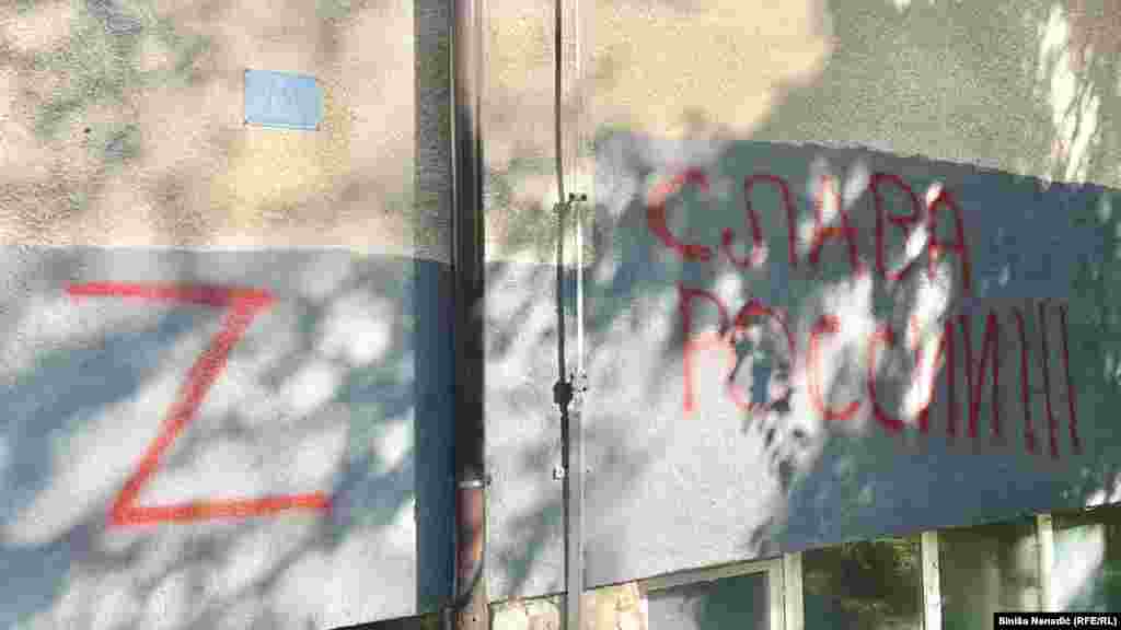 Uz poruku "Slava Rusiji" napisanu na ruskom jeziku, stoji latinično slovo "Z", jedan od simbola ruske agresije na Ukrajinu. Ovo slovo je dobilo takav status, kada je ruskim trupama naređeno da ga naslikaju na svojim vozilima kako bi se razlikovali od ukrajinskih snaga.