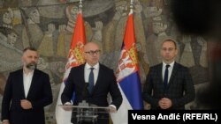 Srpska lista nije odgovorila na upite RSE da li će se odazvati pozivima da doprinesu deeskalaciji situacije (Foto: Predstavnici Srpske liste Dalibor Jevtić, Goran Rakić i Igor Simić, u Beogradu 27. oktobra 2022)
