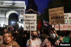 პროტესტი ვაშინგტონში, აშშ-ს უზენაესი სასამართლოს გადაწყვეტილების წინააღმდეგ, რომლითაც შტატებს ინდივიდუალურად ექნებათ აბორტის აკრძალვის ან გარკვეული შეზღუდვების დაწესების უფლება. 2022 წელი, მაისი.