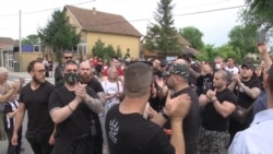 Ultradesničari ispred Centra za migrante u Obrenovcu Ultradesničari ispred Centra za migrante u Obrenovcu