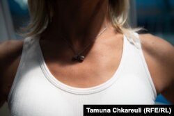 "ეს ყელსაბამი მოსწავლემ მაჩუქა. მიხარია, რომ მათთვის მოტივატორი ვარ და პოტენციალის აღმოჩენაში ვეხმარები"