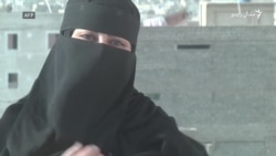 اېوا بي په پټ مخ ریپ سندرې وايي 