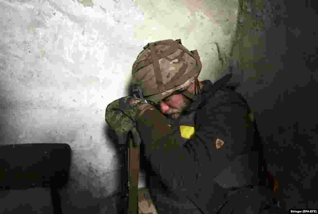 Ukrajinski vojnik u trenucima predaha u skloništu, u blizini Bahmuta