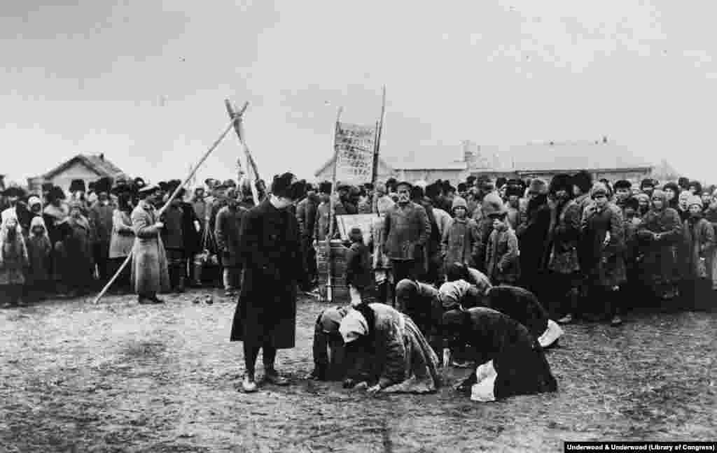 „მშიერი რუსი ქალები“ უჩოქებენ ოფიციალურ პირს აშშ-დან ჩატანილი დახმარებისათვის 1922 წელს, როცა ბოლშევიკები თანდათან იმარჯვებენ ხუთწლიან სისხლისმღვრელ დაპირისპირებაში.